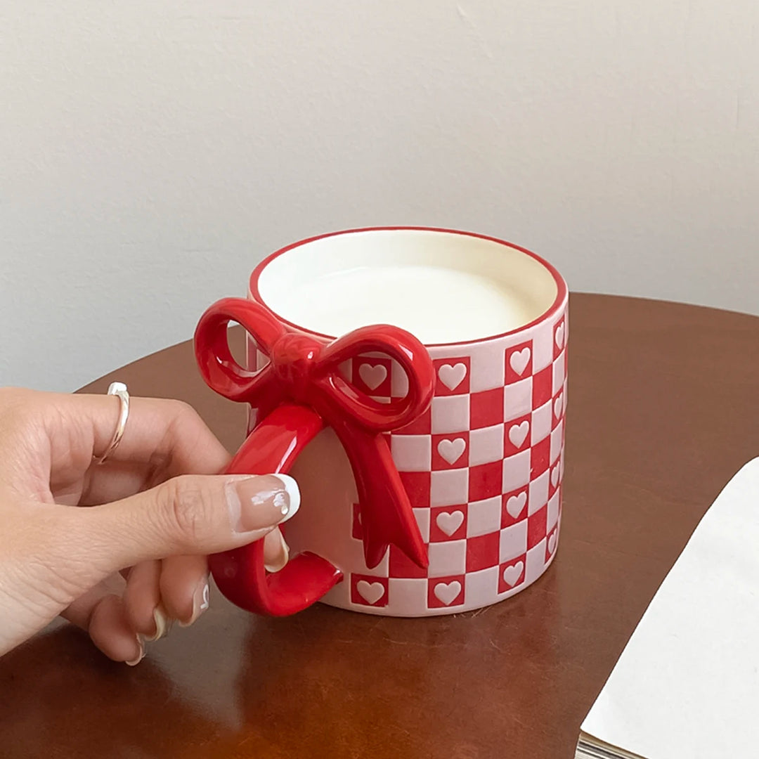 1Pc Ceramic Mug with Bowknot Handle and Heart Design, Creative Bowknot Handle Design with Checkerboard Pattern, Suitable for Home Decoration, Daily Household Use, Breakfast Milk, Afternoon Tea Coffee, Latte Art Cup for Coffee Shops, Exquisite Gift